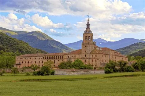  La Bibbia di San Millán de la Cogolla: Un Tesoro Miniato di Storia e Spiritualità!