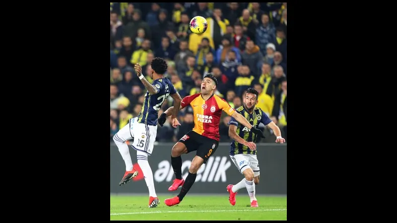 Cầu thủ Fenerbahce cố gắng giành bóng trước cầu thủ Galatasaray trong trận đấu gay cấn Cầu thủ Fenerbahce cố gắng giành bóng trước cầu thủ Galatasaray trong trận đấu gay cấn