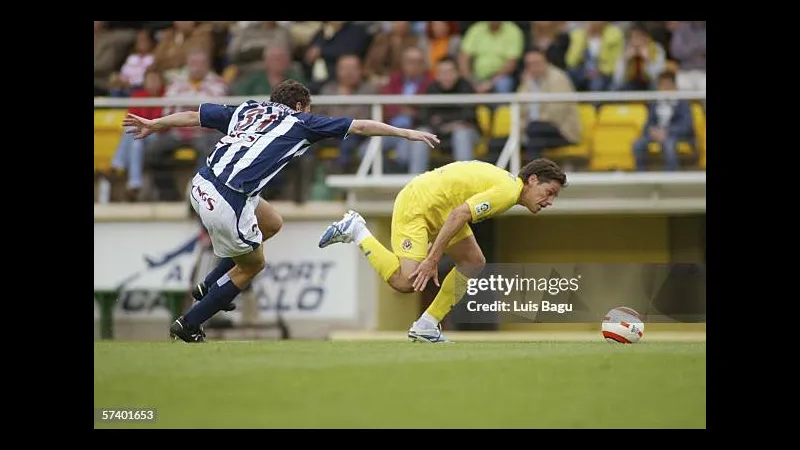 Cầu thủ Real Sociedad vượt qua hậu vệ Villarreal trong trận đấu sôi động Cầu thủ Real Sociedad vượt qua hậu vệ Villarreal trong trận đấu sôi động