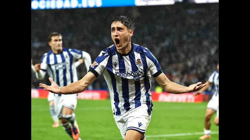 Cầu thủ của Levante và Real Sociedad cùng tranh chấp bóng trên sân cỏ Cầu thủ của Levante và Real Sociedad cùng tranh chấp bóng trên sân cỏ