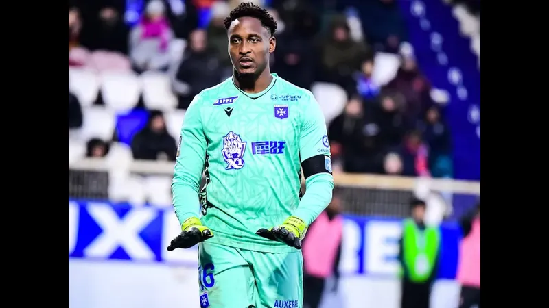 Cầu thủ Auxerre và Rennes đua nhau trên sân cỏ